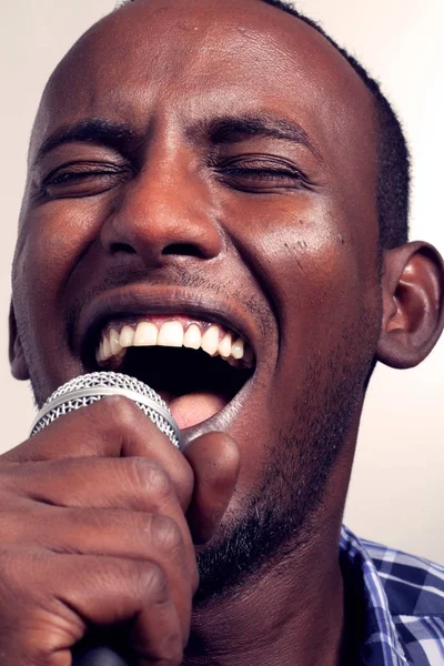 Cantante africano con micrófono — Foto de Stock