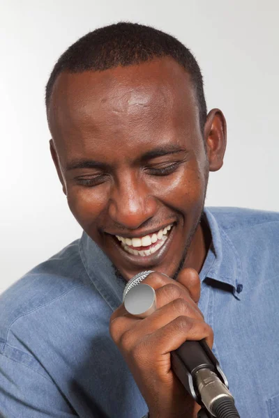 Afrikalı şarkıcı mikrofon ile — Stok fotoğraf