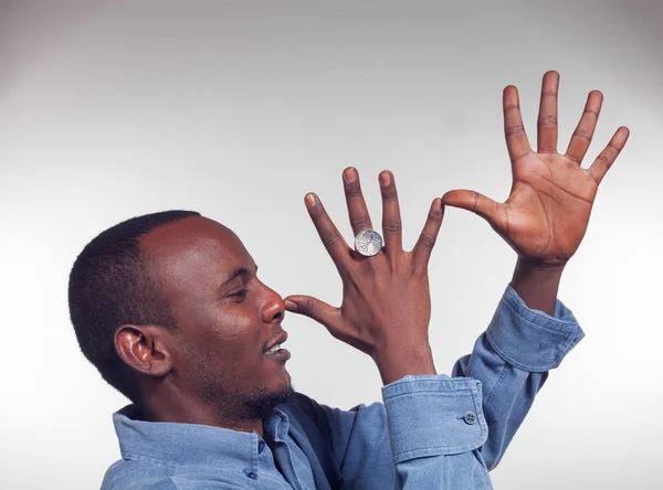 Africký mladík s posměšným gesto — Stock fotografie