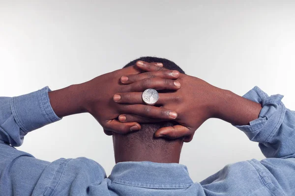 Homme africain avec les bras croisés dans le dos — Photo