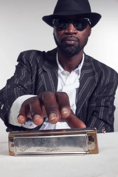 Musiker tar harmonicaen i förgrunden — Stockfoto