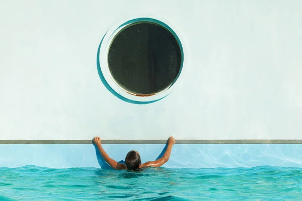 Criança sobe na borda da piscina — Fotografia de Stock