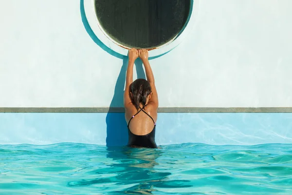 Niño sube al borde de la piscina — Foto de Stock