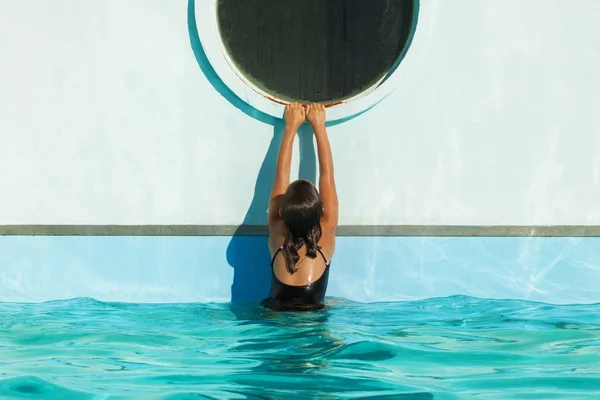 Bambino sale sul bordo della piscina — Foto Stock