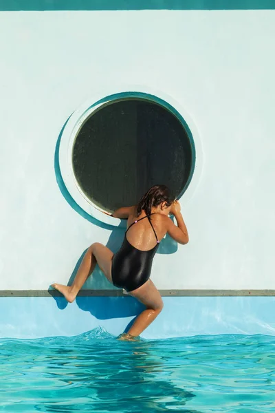 Niño sube al borde de la piscina —  Fotos de Stock