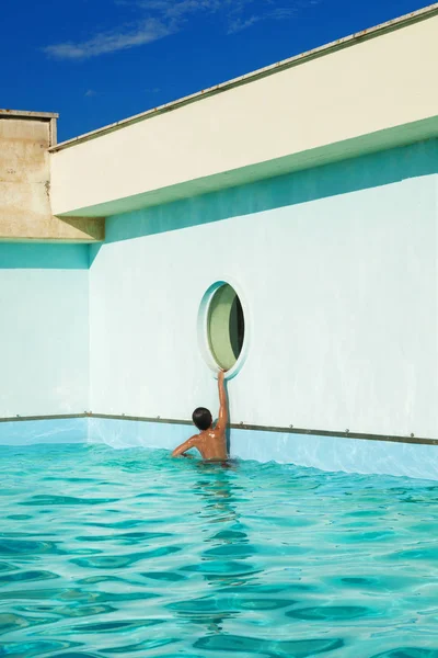 Barn klättrar på kanten av poolen — Stockfoto