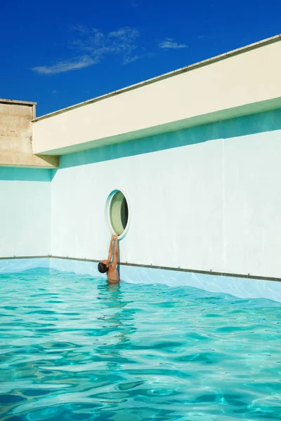 Child climbs on the edge of the pool — Stock Photo, Image