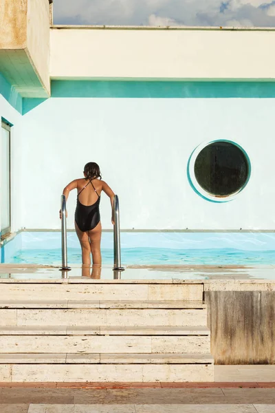 Niña caminando por el borde de una piscina — Foto de Stock