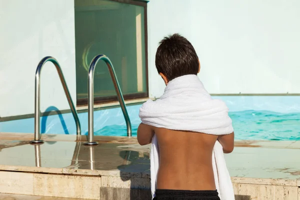 Niño mirando una piscina — Foto de Stock