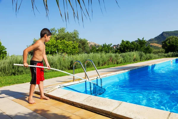 Niño recupera objetos de la piscina — Foto de Stock