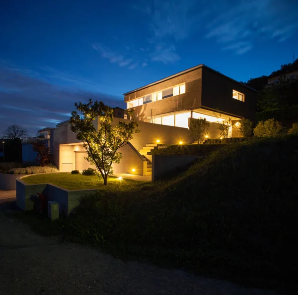 Villa de diseño, vista nocturna — Foto de Stock