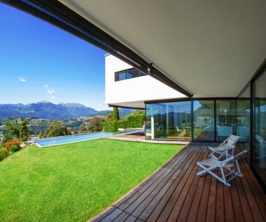 Havuz ve modern ev