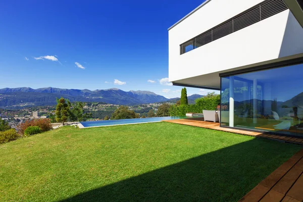 Luxusvilla mit Infinity Pool — Stockfoto