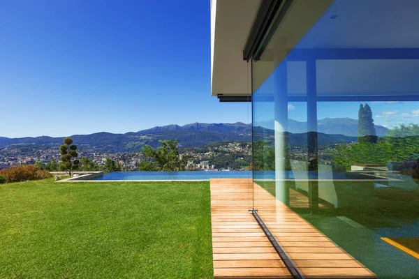 Moradia de luxo com piscina infinita — Fotografia de Stock