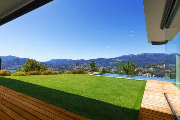 Luxusvilla mit Infinity Pool — Stockfoto