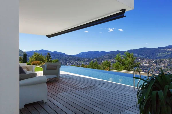 Casa moderna con piscina en el exterior — Foto de Stock