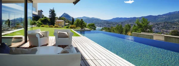 Zwembad en modern huis — Stockfoto