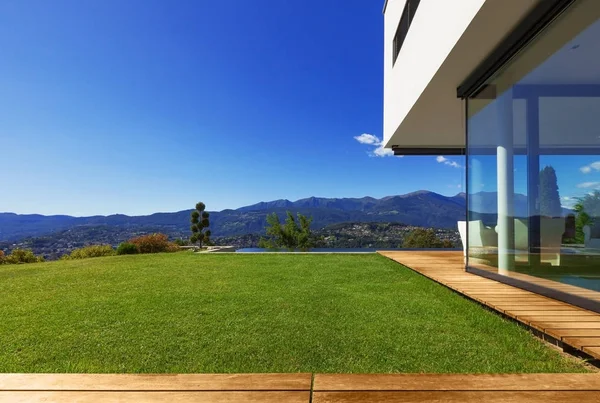 Moradia de luxo com piscina infinita — Fotografia de Stock