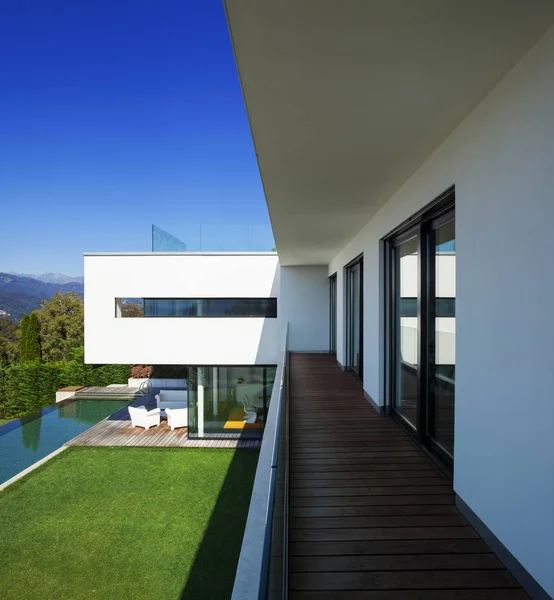 Modernes Haus mit Pool — Stockfoto