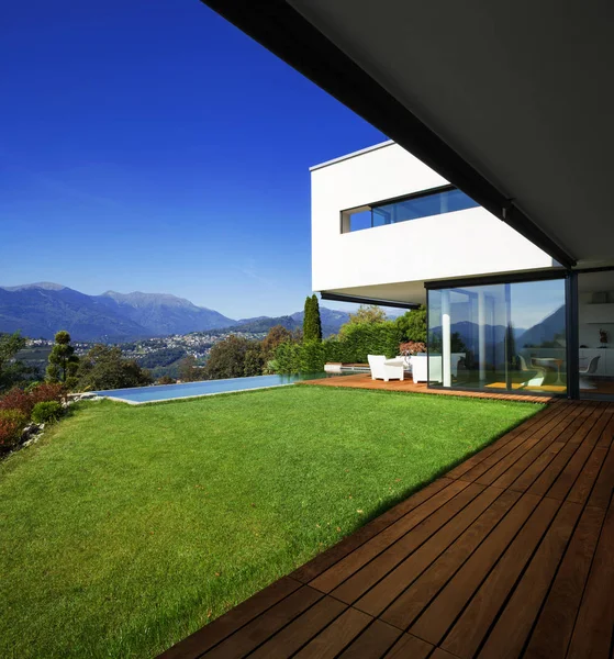 Casa moderna, con piscina — Foto de Stock