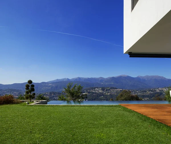 Casa moderna, con piscina —  Fotos de Stock