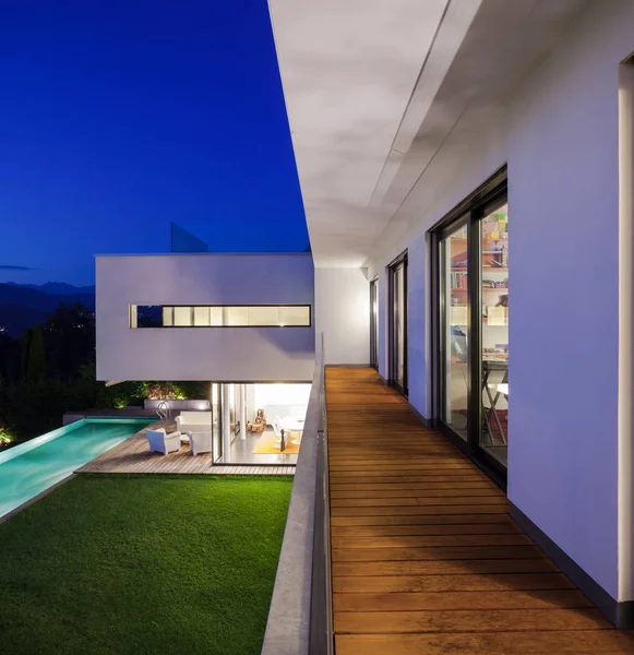 Modern house, with pool — Stock Photo, Image