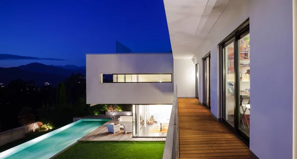 Casa moderna, con piscina —  Fotos de Stock