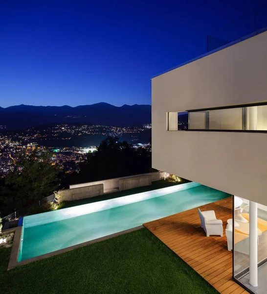 Maison moderne, avec piscine — Photo