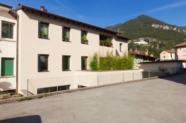 Bir binanın ön cephesi