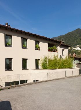 Bir binanın ön cephesi