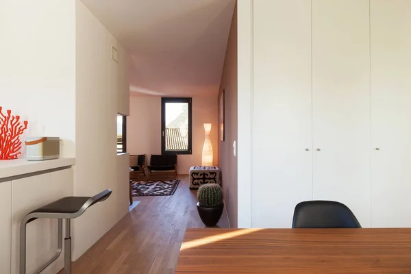 Innenraum der modernen Wohnung möbliert — Stockfoto
