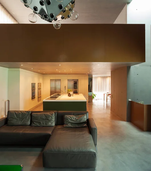 Schönes modernes Haus in Zement, Interieur — Stockfoto