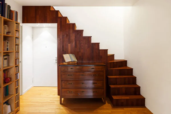 Krásné moderní podkroví, schodiště — Stock fotografie