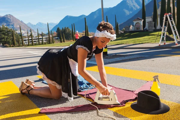 Servicio de mucama se extiende en la carretera en el paso peatonal — Foto de Stock