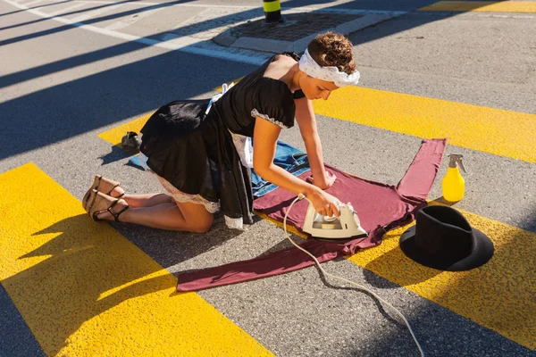 Maid Service stretches in the road — Stock Photo, Image