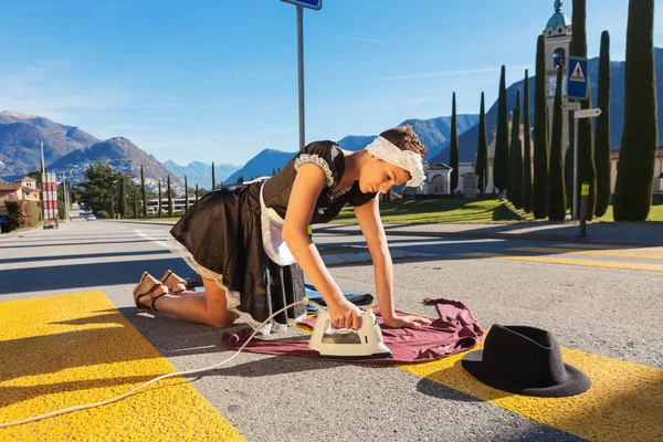 Reinigungsdienst streckt sich auf dem Zebrastreifen — Stockfoto