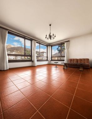 Özel house mobilyasız oturma odasında