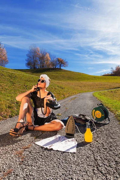 Scène femme au foyer qui repasse sur la route — Photo