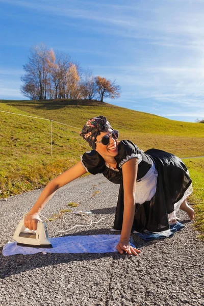 Сцена домохозяйки, которая гладит на дороге — стоковое фото