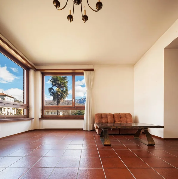 Unfurnished living room in private house — Stock Photo, Image