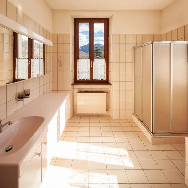 Ванная комната с плиткой в классическом стиле — стоковое фото