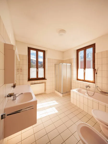 Bagno con piastrelle in stile classico — Foto Stock