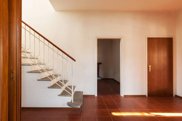 Arquitectura, antiguos interiores de casas clásicas, pasillo con escalera — Foto de Stock