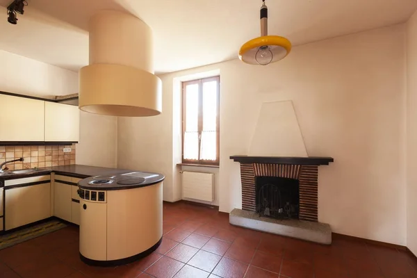 Büyük başlık mutfak ile eski beyaz stil — Stok fotoğraf