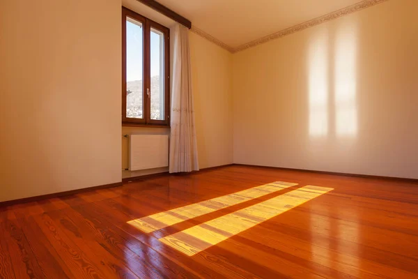 Prázdný pokoj s parketovou podlahou — Stock fotografie