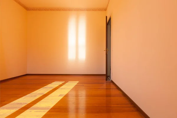 Empty room with parquet floor — Stock Photo, Image