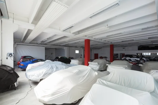 Moderne garage interieur, auto's expositie — Stockfoto