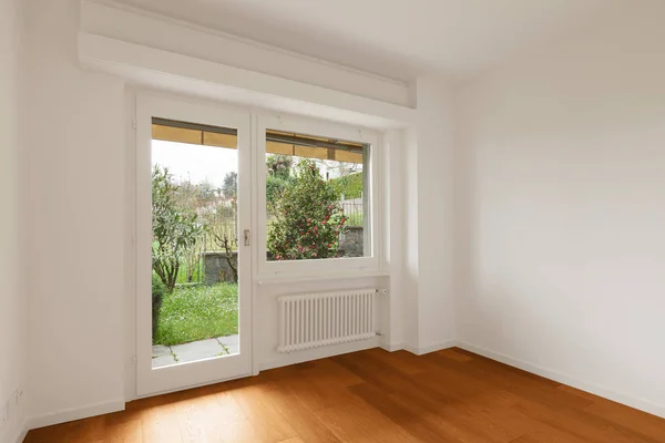 Intérieur de l'appartement moderne, chambre avec fenêtre — Photo