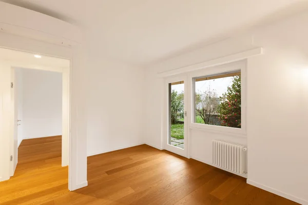 モダンなアパートメント、窓と部屋のインテリア — ストック写真