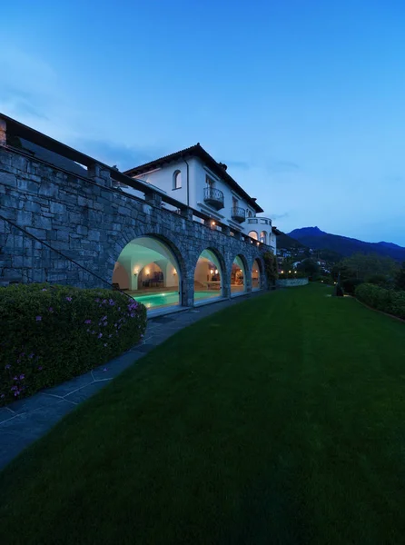 Exterior of a modern house in the night — Stock Photo, Image